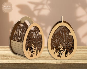 Könnte beinhalten: Zwei hölzerne Ostereier-Dekorationen mit filigranen Blumendesigns und Ausschnitten. Ein Ei hat einen Griff und einen Holzsockel, während das andere ein freistehender Kerzenhalter ist.