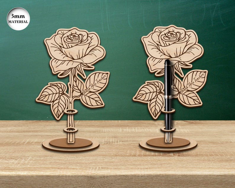 Pu&ograve; includere: Due portapenne in legno a forma di rosa con il testo "Grazie, insegnante" sulle foglie. I portapenne sono spessi 3 mm e hanno una fessura per una penna.