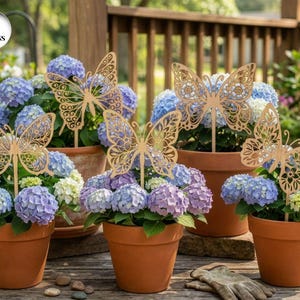 Puede incluir: Un juego de tres tazas de cerámica con un acabado moteado y mate. Las tazas son en tonos crema, gris claro y gris oscuro. Cada taza tiene un diseño simple y minimalista y un asa redondeada.