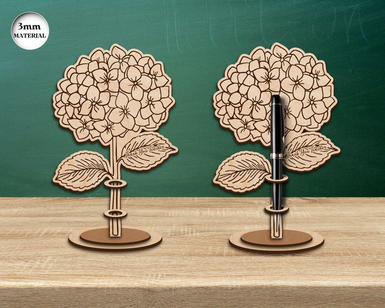 Pu&ograve; includere: Due portapenne in legno a forma di fiori di ortensia. Ogni portapenne ha uno spessore di 3 mm e presenta il testo "Grazie all'insegnante".