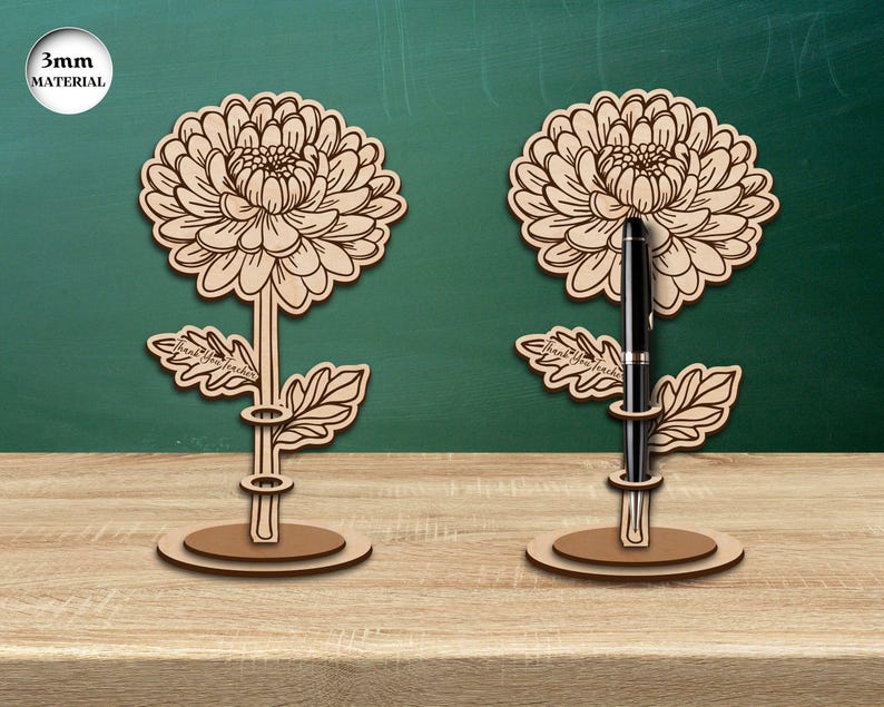 Pu&ograve; includere: Due portapenne in legno a forma di fiore, con uno spessore del materiale di 3 mm. Ogni portapenne presenta un design dettagliato di un fiore di crisantemo con una fessura per penne al centro.