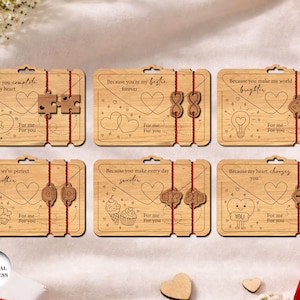 Könnte beinhalten: Ein Set aus sechs Holz-Geschenkanhängern mit romantischen Sprüchen und Herzmotiven. Jeder Anhänger trägt eine einzigartige Botschaft wie "Because you complete my heart" und ist mit kleinen Holzverzierungen und roter Schnur versehen.