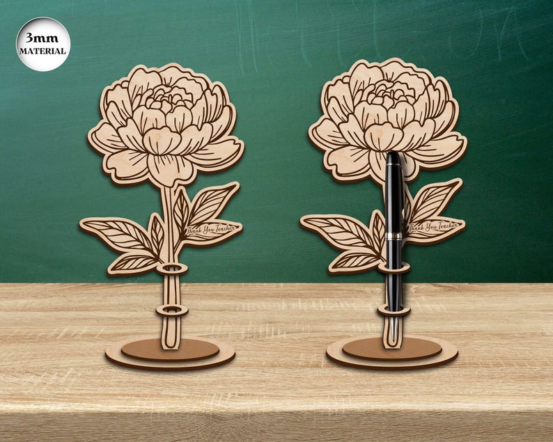 Pu&ograve; includere: Due portapenne in legno a forma di peonie con il testo "Grazie all'insegnante" sui gambi. I portapenne sono spessi 3 mm e hanno una base per stare in piedi.