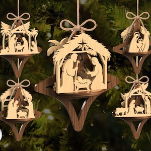 Può includere: Ornamenti natalizi in legno raffiguranti scene della natività. Ogni ornamento ha una base a forma di stella e un ritaglio dettagliato della sacra famiglia, angeli e animali. Gli ornamenti sono realizzati in legno chiaro e sono sospesi con spago.
