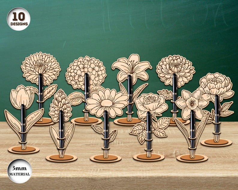 Pu&ograve; includere: Dieci portapenne in legno tagliati al laser con diversi motivi floreali. Ogni portapenne &egrave; spesso 3 mm e ha uno spazio per inserire una penna. I disegni includono un girasole, una rosa, un'ortensia, un giglio, una margherita, un narciso e altro ancora.