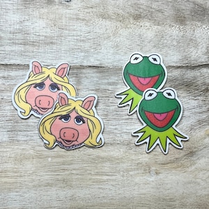 Centro de resina con parte posterior plana de Kermit y Miss Piggy, lazo para el cabello, llavero, adorno para álbum de recortes