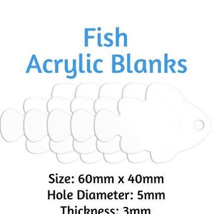 Op de afbeelding: Een set van zes witte acryl visvormen met een gat om op te hangen. Elke vis is 60 mm x 40 mm en 3 mm dik. De gatdiameter is 5 mm.