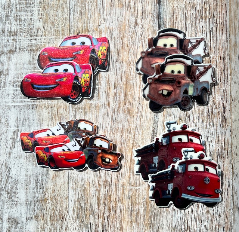 Puede incluir: Conjunto de seis adornos de personajes de coches de dibujos animados. Los adornos est&aacute;n hechos de madera y presentan personajes de la pel&iacute;cula Cars. Los personajes incluyen Rayo McQueen, Mate y Mate el remolcador. Los adornos est&aacute;n pintados en colores brillantes y tienen un acabado brillante.
