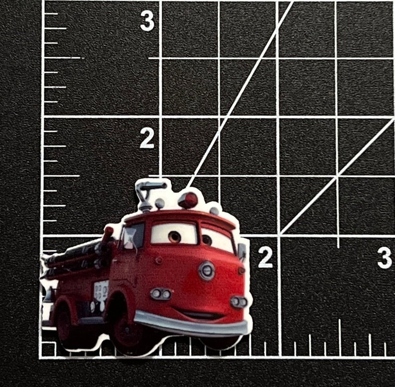 Puede incluir: Un cami&oacute;n de bomberos rojo con una cara sonriente y una escalera en el lateral. El cami&oacute;n tiene un parachoques blanco y faros.