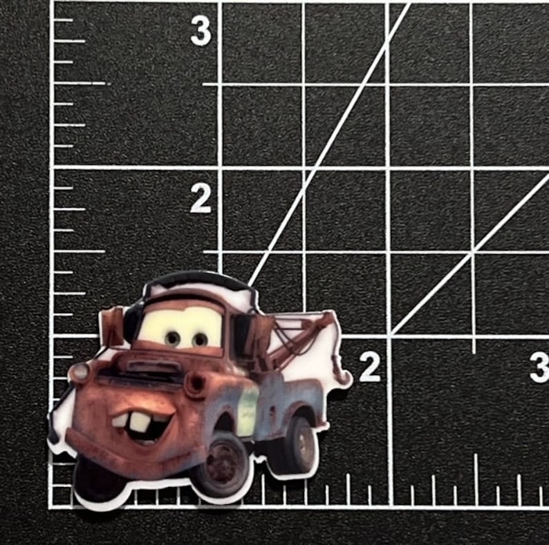 Puede incluir: Un cami&oacute;n de remolque rojo oxidado con un techo blanco y una cara sonriente. El cami&oacute;n de remolque tiene un parachoques azul y un gancho de remolque amarillo.