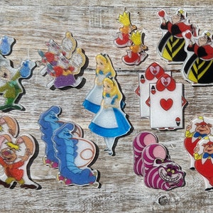 Alice au pays des merveilles en résine planaire à dos plat | GLITTER Chat du Cheshire, lapin blanc, chapelier fou | Centre d'arc de cheveux, embellissement d'album
