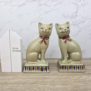 Rye Pottery Keramik Katzenfigur Paar mit roten Bögen handbemalt Englisch Folk Art Stil Vintage Wohndekor Sammler Katzen Dekoration Paar