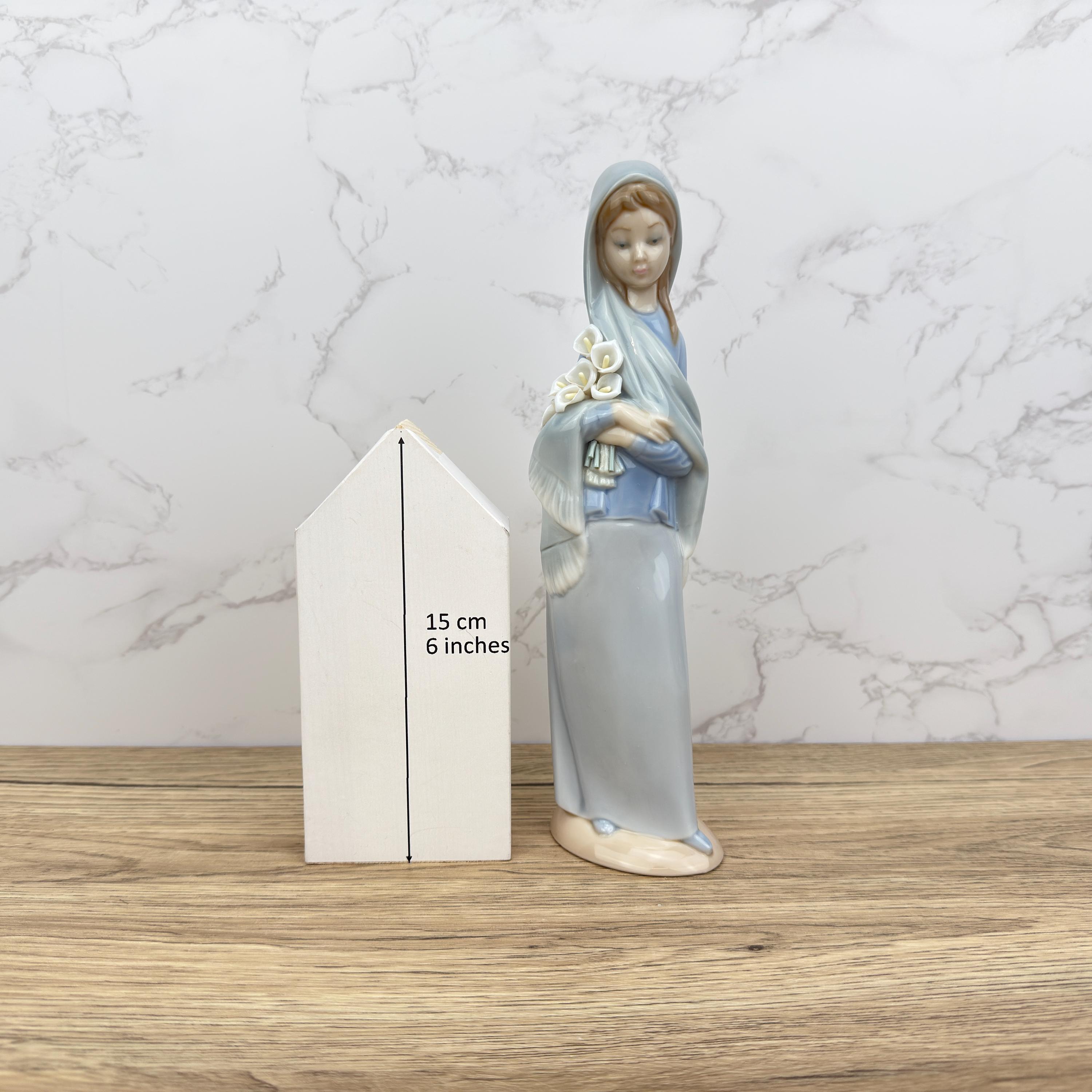 リヤドロ(LLADRO)　ユリを持つ少女　GIRL WITH FLOWERS リヤドロ(LLADRO) ユリを持つ少女 GIRL WITH FLOWERS