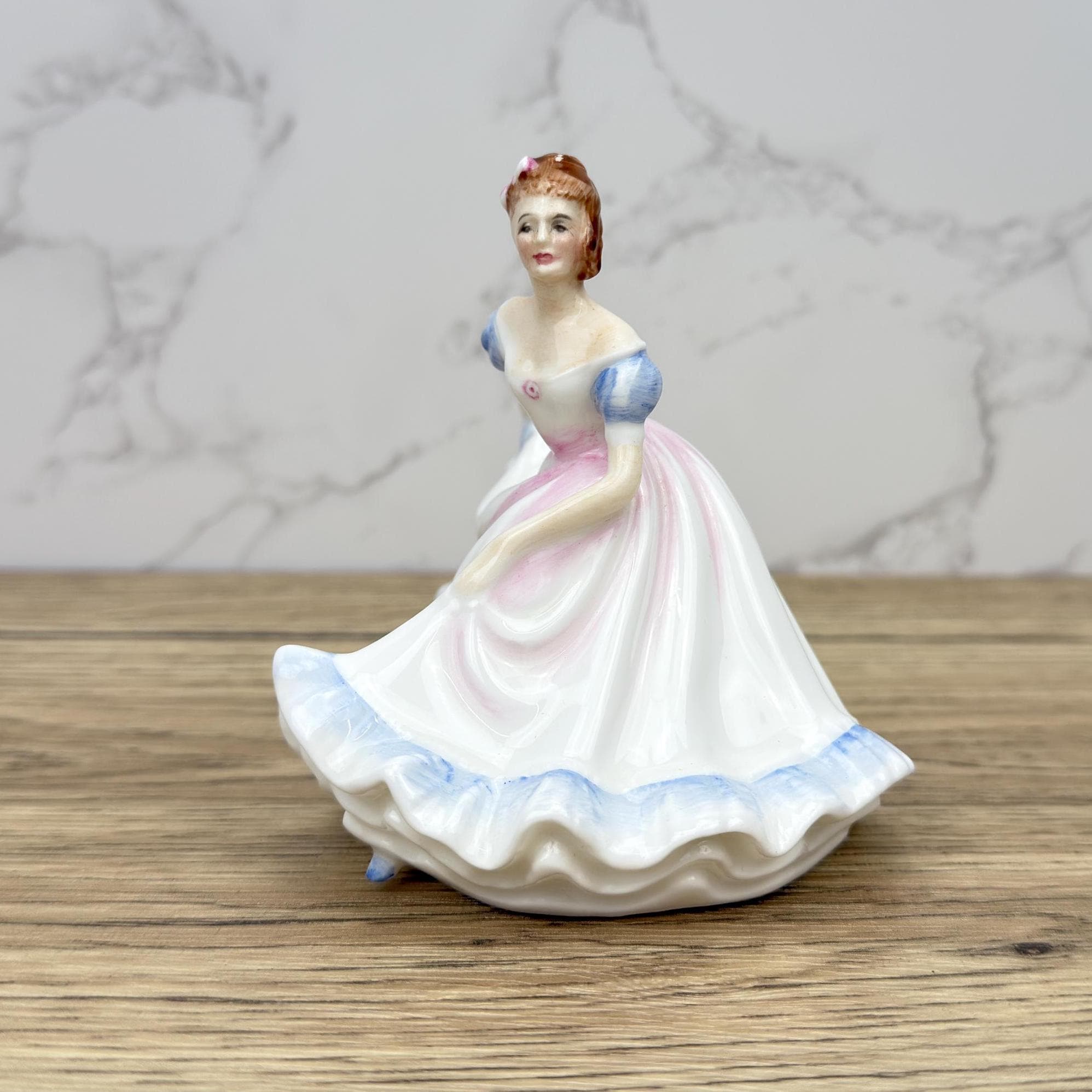 Estatueta vintage Royal Doulton Ninette HN3215, dama em porcelana
