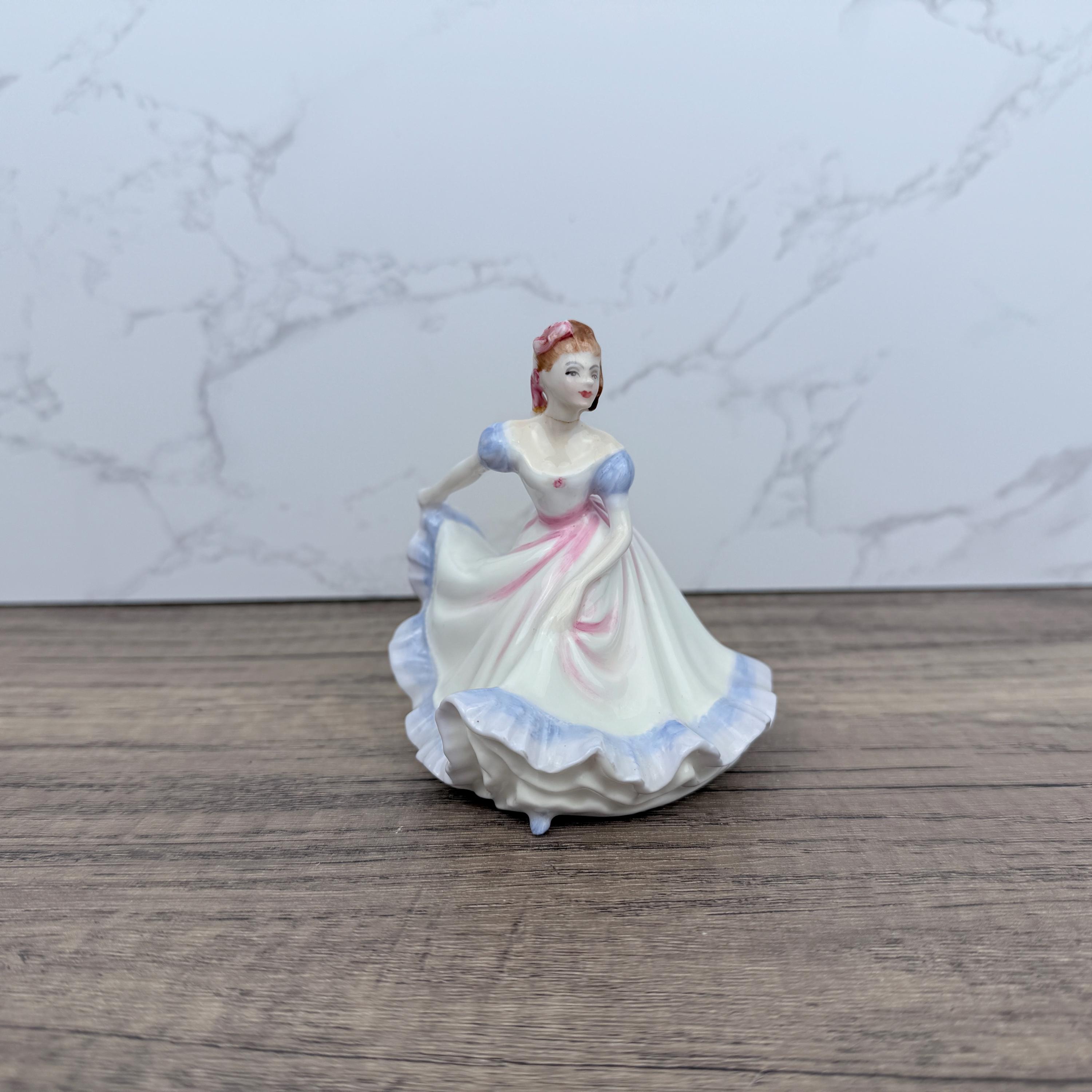   ロイヤルドルトンNinette Vintage Royal Doulton Ninette Figurine HN3215, Bone China