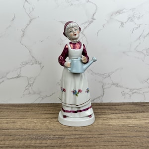 Vintage porseleinen oma, damesbeeldje met gieter, fancy damesbeeldje met witte bloemenjurk