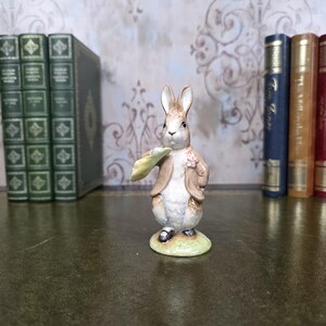 Statuetta Royal Albert Benjamin che mangia una foglia di lattuga / 1992 Statuetta Beatrix Potter Coniglietto delle fiabe