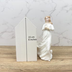 Rare Finds Royal Doulton Porcelain Figurine, White Dress Pretty Lady Sentiments Loving You, HN3389 - 1991 - Royal Doulton, Made in ENGLAND