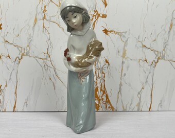 Estatueta de porcelana Lladro, menina da fazenda com galo, 4677