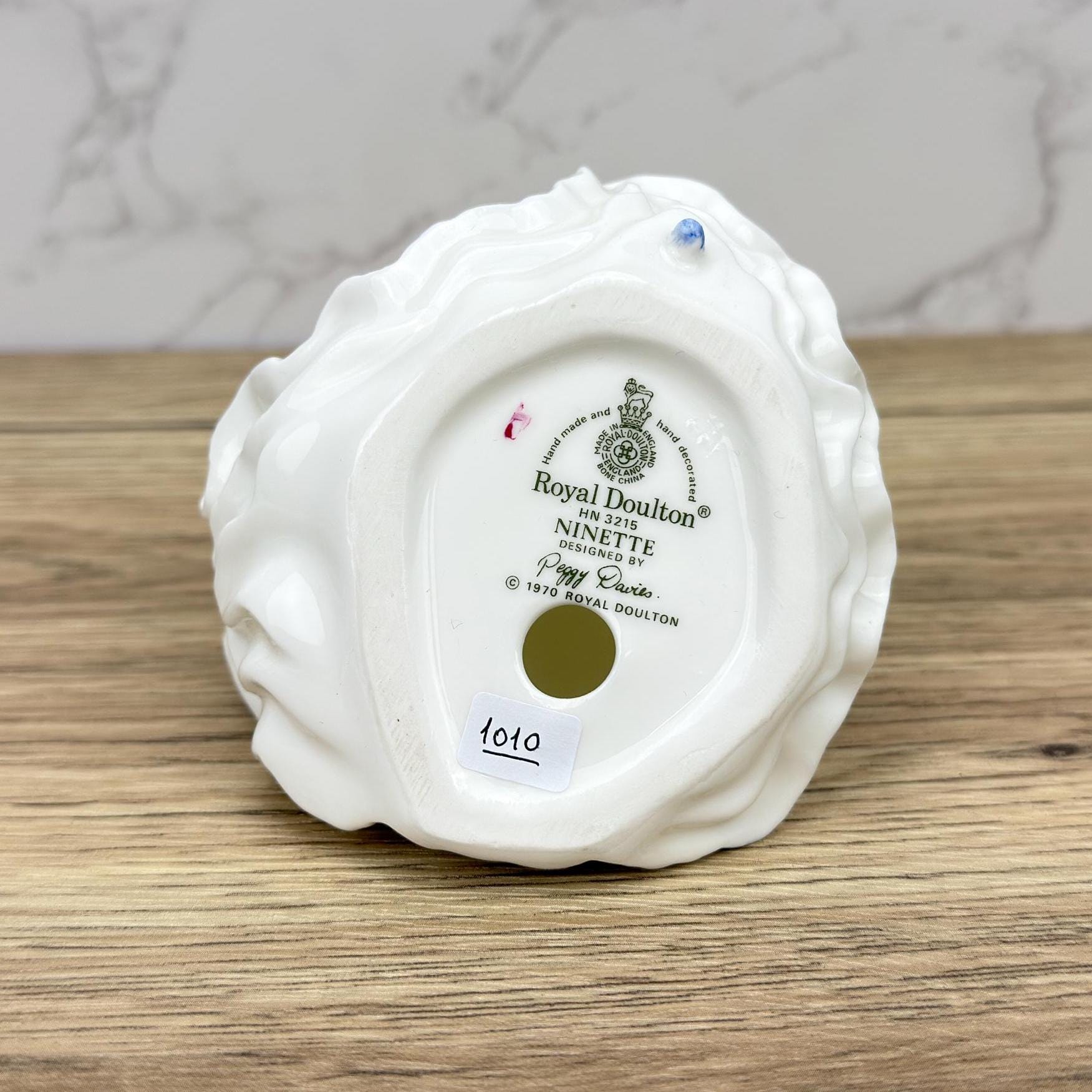 Estatueta vintage Royal Doulton Ninette HN3215, dama em porcelana