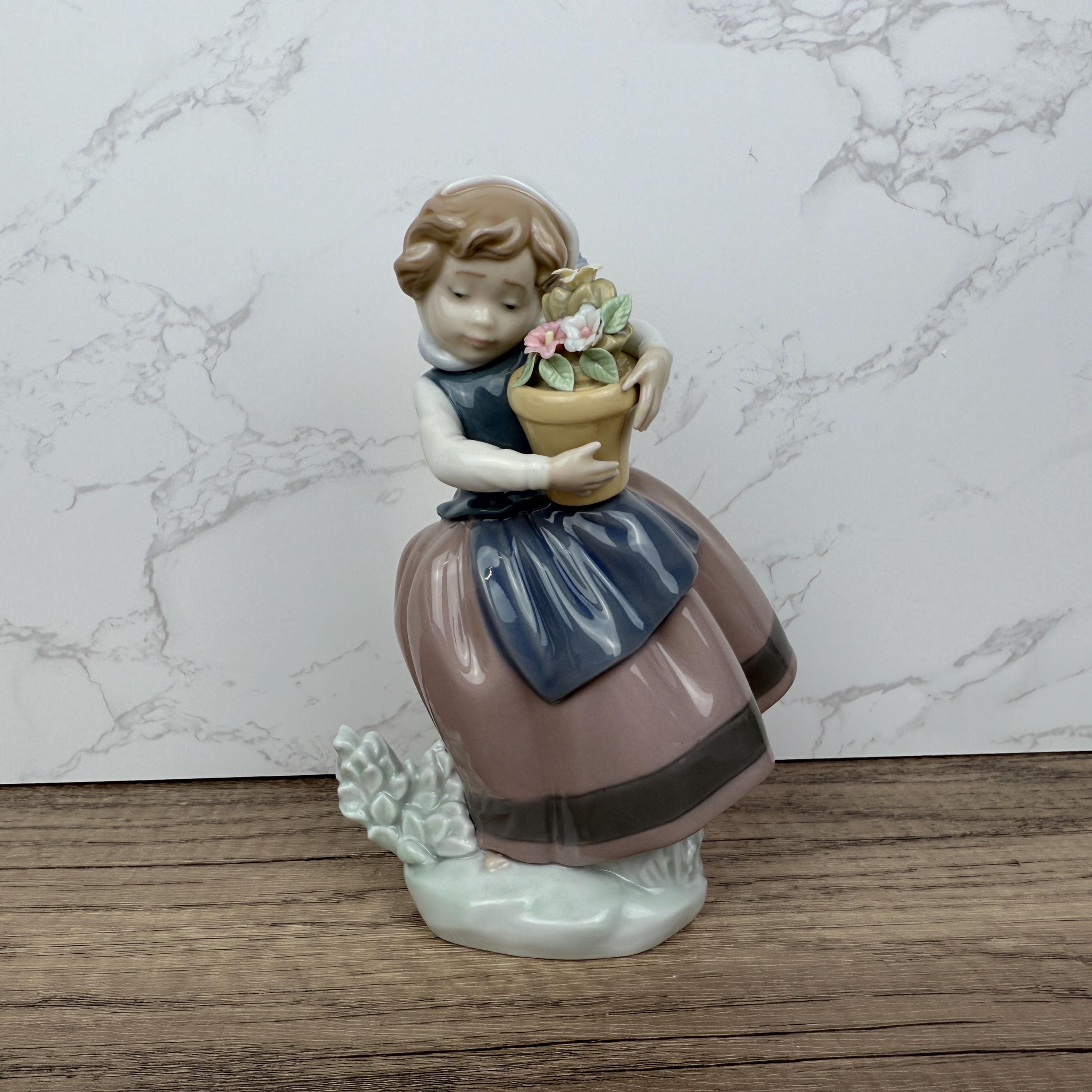 リヤドロ フィギュア #5223「春が来た」花を持つ少女、完璧な状態