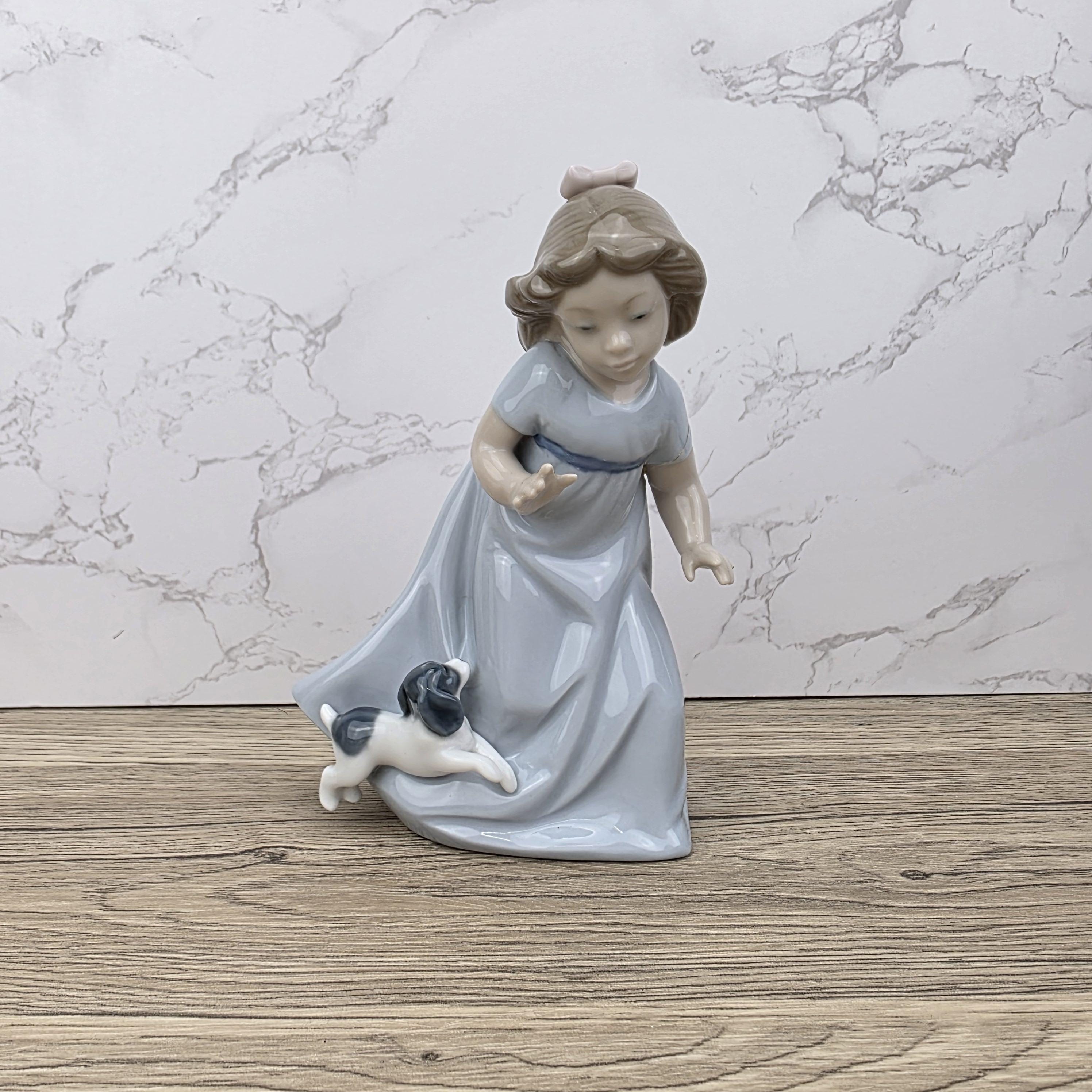 ヴィンテージ ナオ・リヤドロ 磁器製置物 – 犬を連れた少女、スペイン