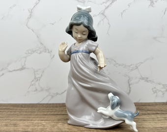 NAO by Lladro 0161 – 子犬と遊ぶ男の子の置物 | ヴィンテージスペイン