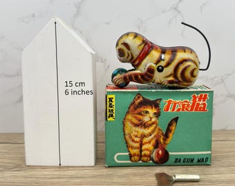 ヴィンテージの石版製ゼンマイ仕掛けの猫とボール、子猫の模型、ブリキ