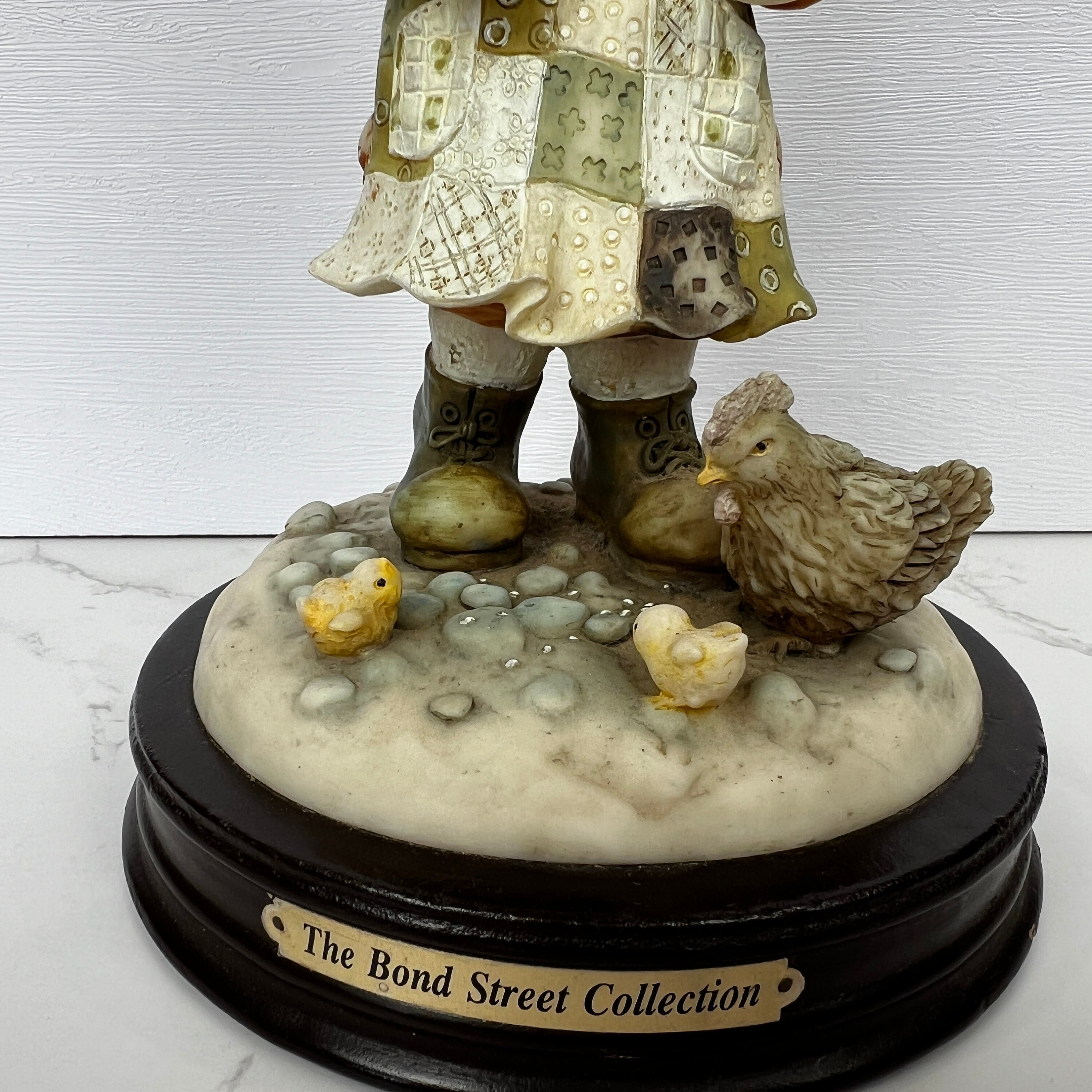 【ご確認】アンリ人形　サラ・ケイ 【Feeding the chickens】 The Bond Street Collection the Girl Feeding Chicken and