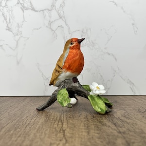 Vintage Porcelain Robin bird Figurine, Tail Damaged