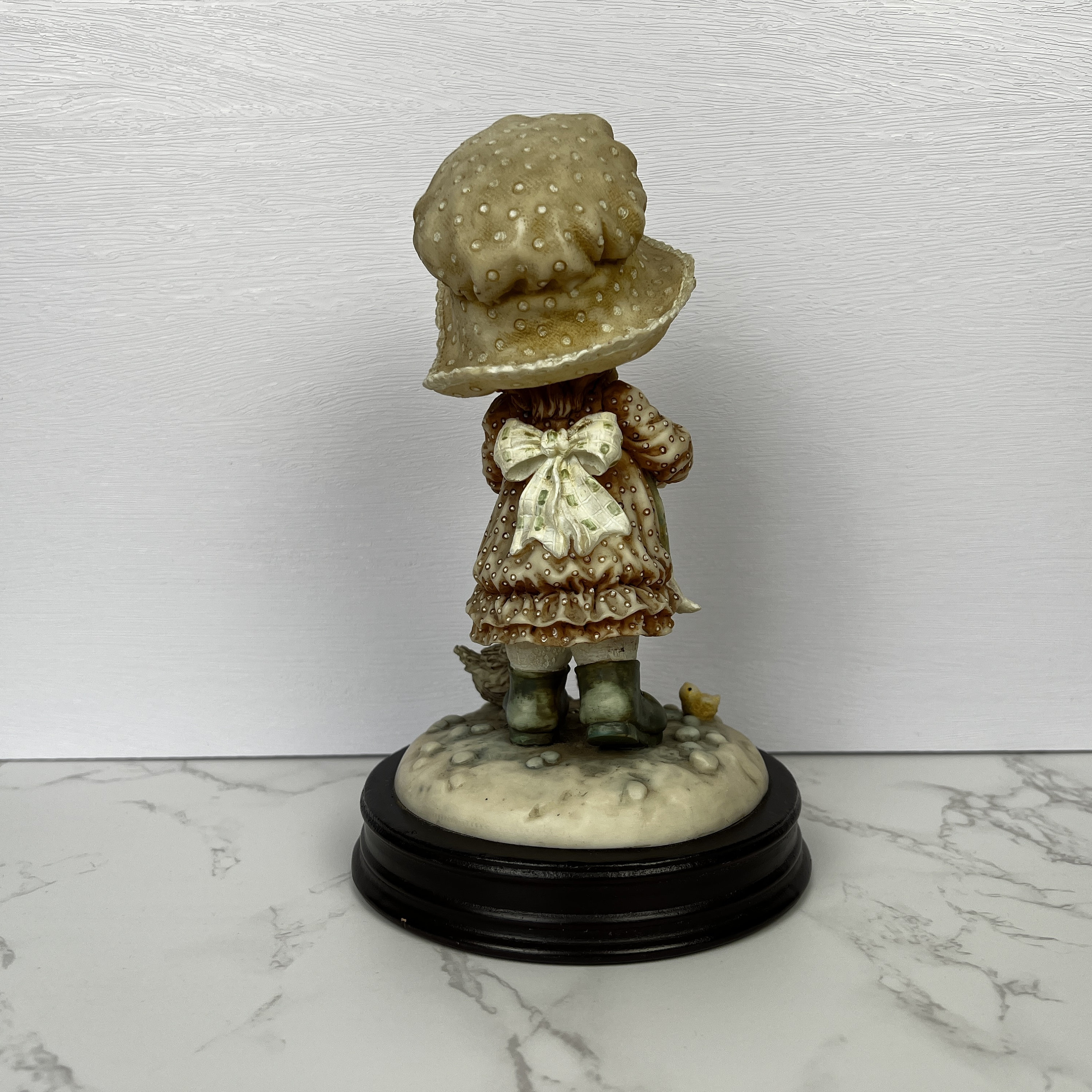 【ご確認】アンリ人形　サラ・ケイ 【Feeding the chickens】 The Bond Street Collection the Girl Feeding Chicken and