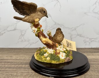 Scricciolo di Regency Fine Arts Birds Figurines, Wren on Branch Bird Figurine, Realizzato a mano in Inghilterra, Statua di uccello fatta a mano, Decorazione domestica