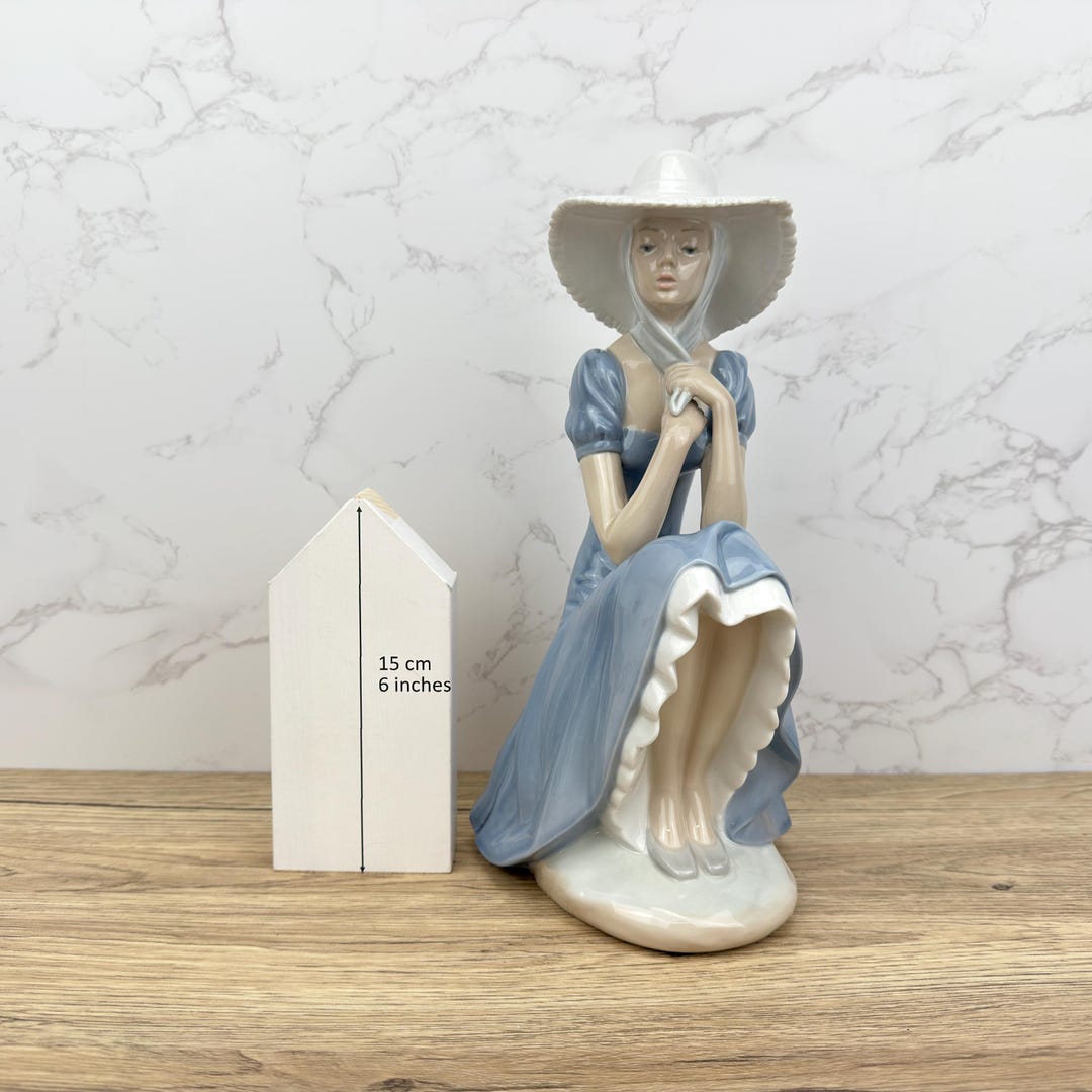 * vintage figure ୨୧ クリーム & ベージュの ワンちゃん Lladro Nao La Pamela Figurine | Vintage Spanish Porcelain, Lady