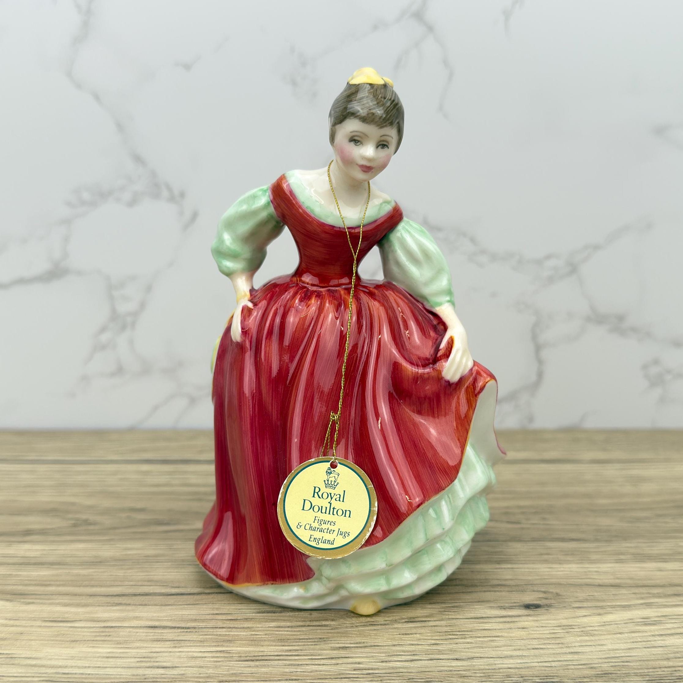 赤いドレスの陶器フィギュア　ロイヤルドルトン 赤いドレスの陶器フィギュア ロイヤルドルトン