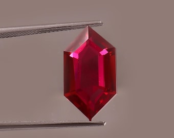 Rode robijn 9,90 kt lang, zeshoekig geslepen, losse edelsteen, lab-gegroeide robijn 17 x 9 x 6 mm