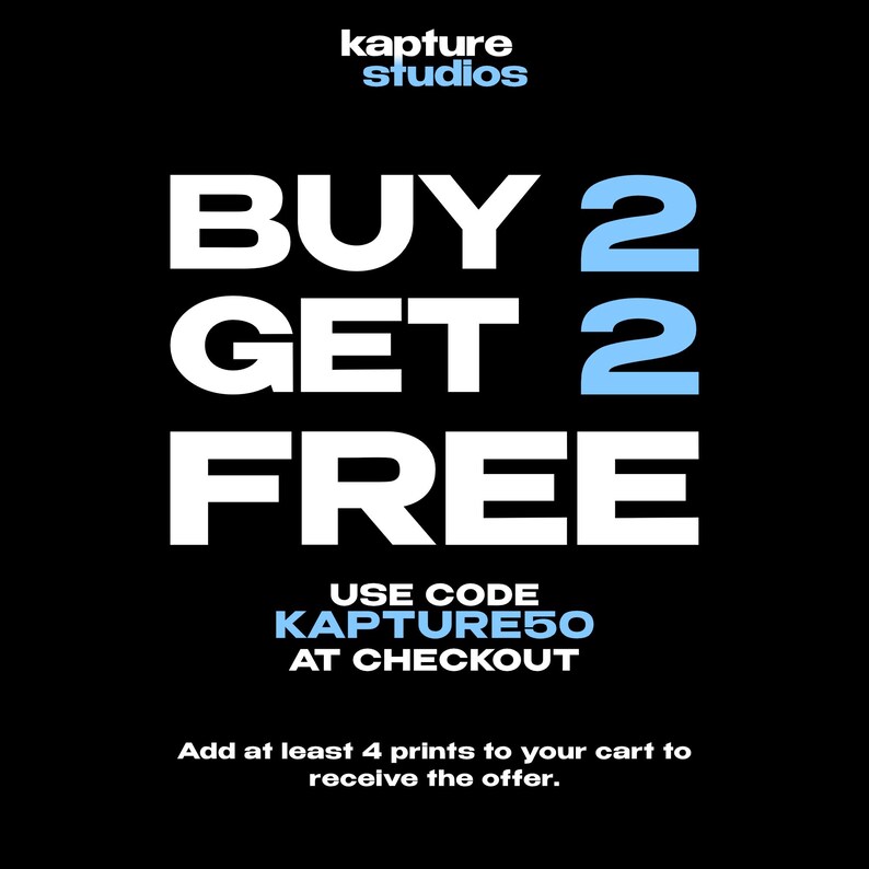以下が含まれることがあります： 黒い背景に「BUY 2 GET 2 FREE」と書かれた白い文字。文字「2」は水色です。「USE CODE KAPTURE50 AT CHECKOUT」という文字も含まれています。「kapture studios」のロゴが左上にあります。