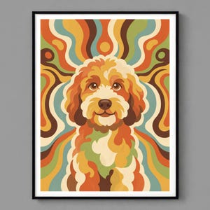 Può includere: Una stampa artistica incorniciata con un'illustrazione stilizzata di un cane con un design retrò e psichedelico. Il cane ha pelo marrone e crema, con un'espressione sorridente. Lo sfondo presenta motivi a spirale nei toni dell'arancione, marrone, verde e blu.