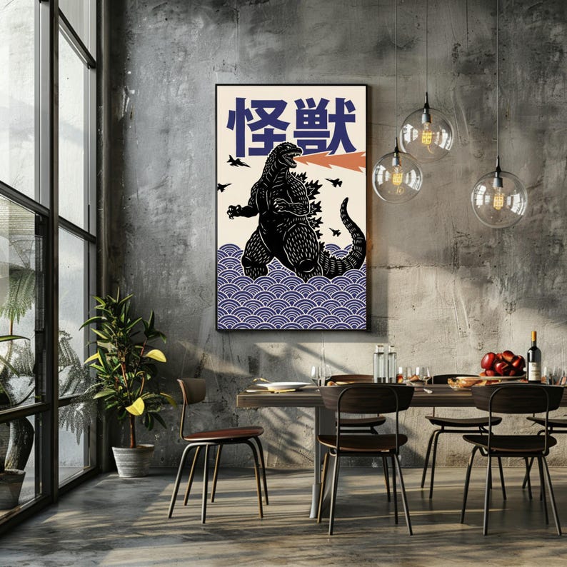 以下が含まれることがあります： 日本のテキストと黒いゴジラのイラストが描かれた額入りのアートプリント。このアートワークは、波模様の上で火を吹くゴジラを描いています。このプリントは、モダンなダイニングルームに展示されています。