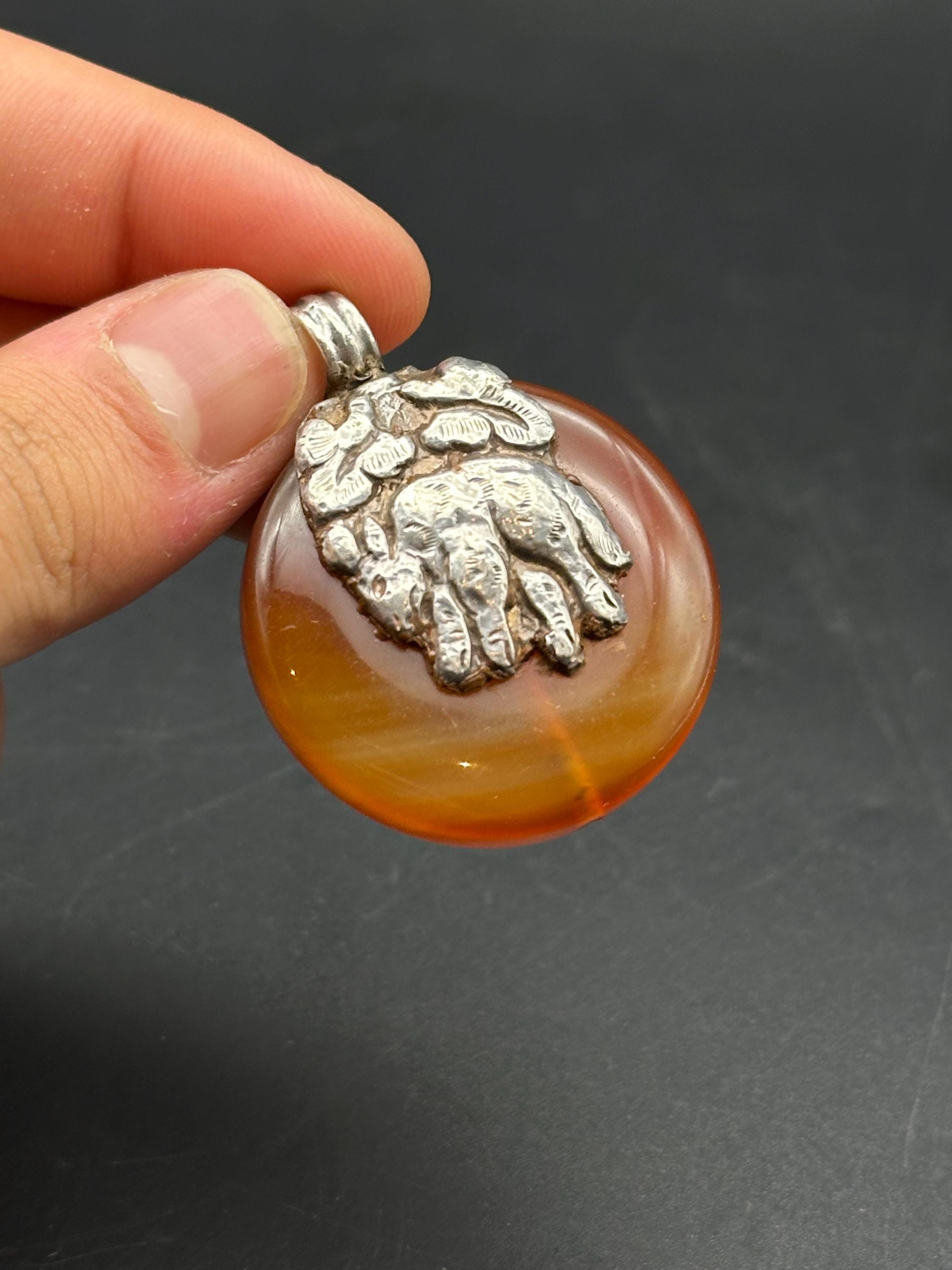 美しいチベットの天然瑪瑙ペンダントと古いチベットの銀製ペンダント