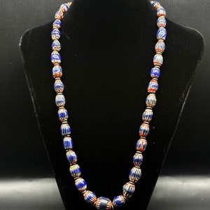 Collier de perles de commerce vénitiennes anciennes et de plusieurs couleurs