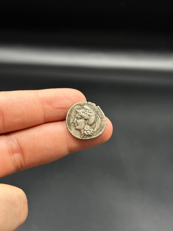 古い銀貨ディドラクマ - アテナの頭 - 雄鹿を攻撃するライオン