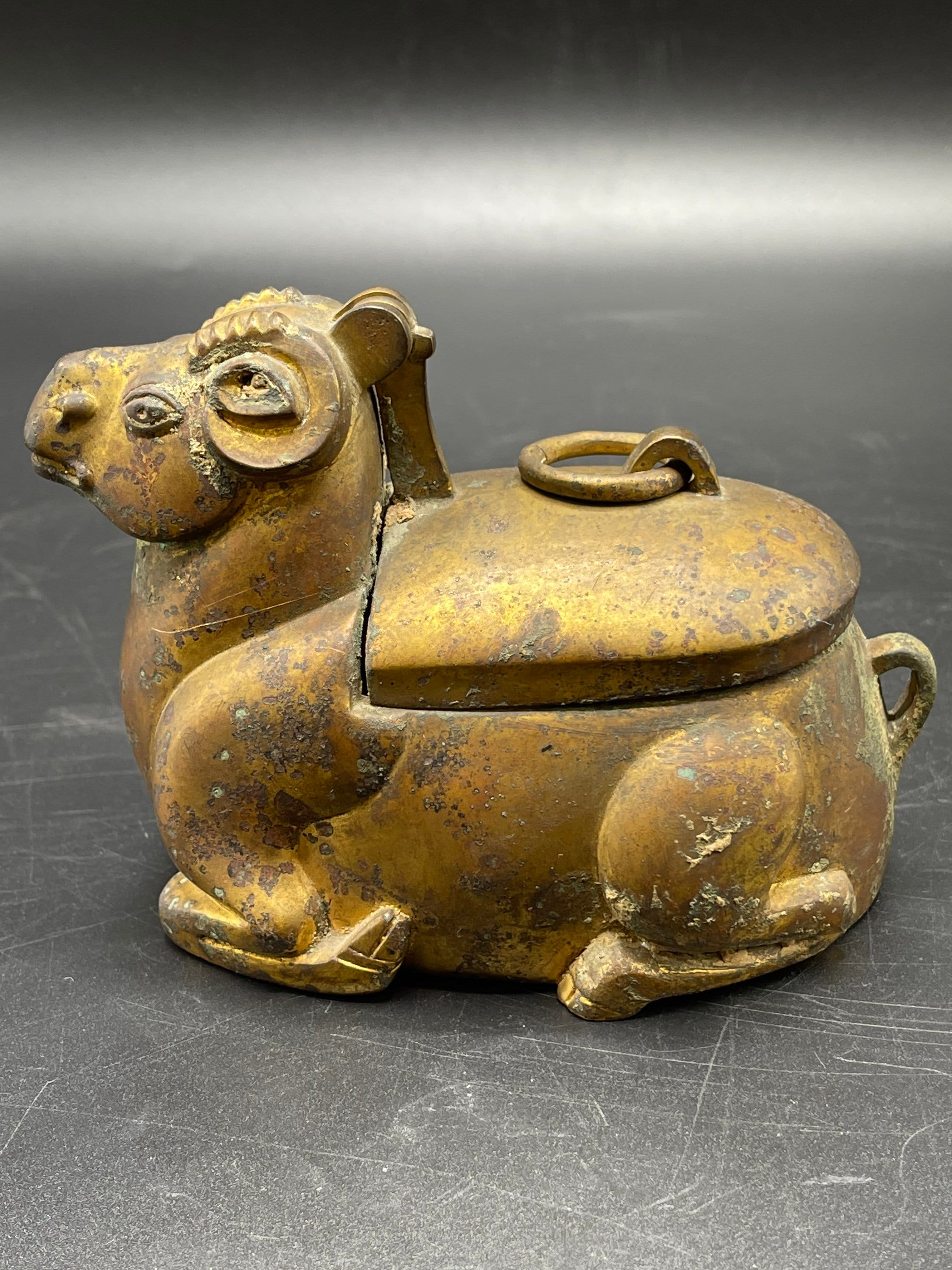 古いモンゴルの美しい青銅の金メッキのランプ、羊の形をした