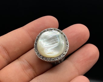 Gorgeous 92.5 Sterling Silver Ring With Mother of Pearl and Engraved Work On The Sides of the ring