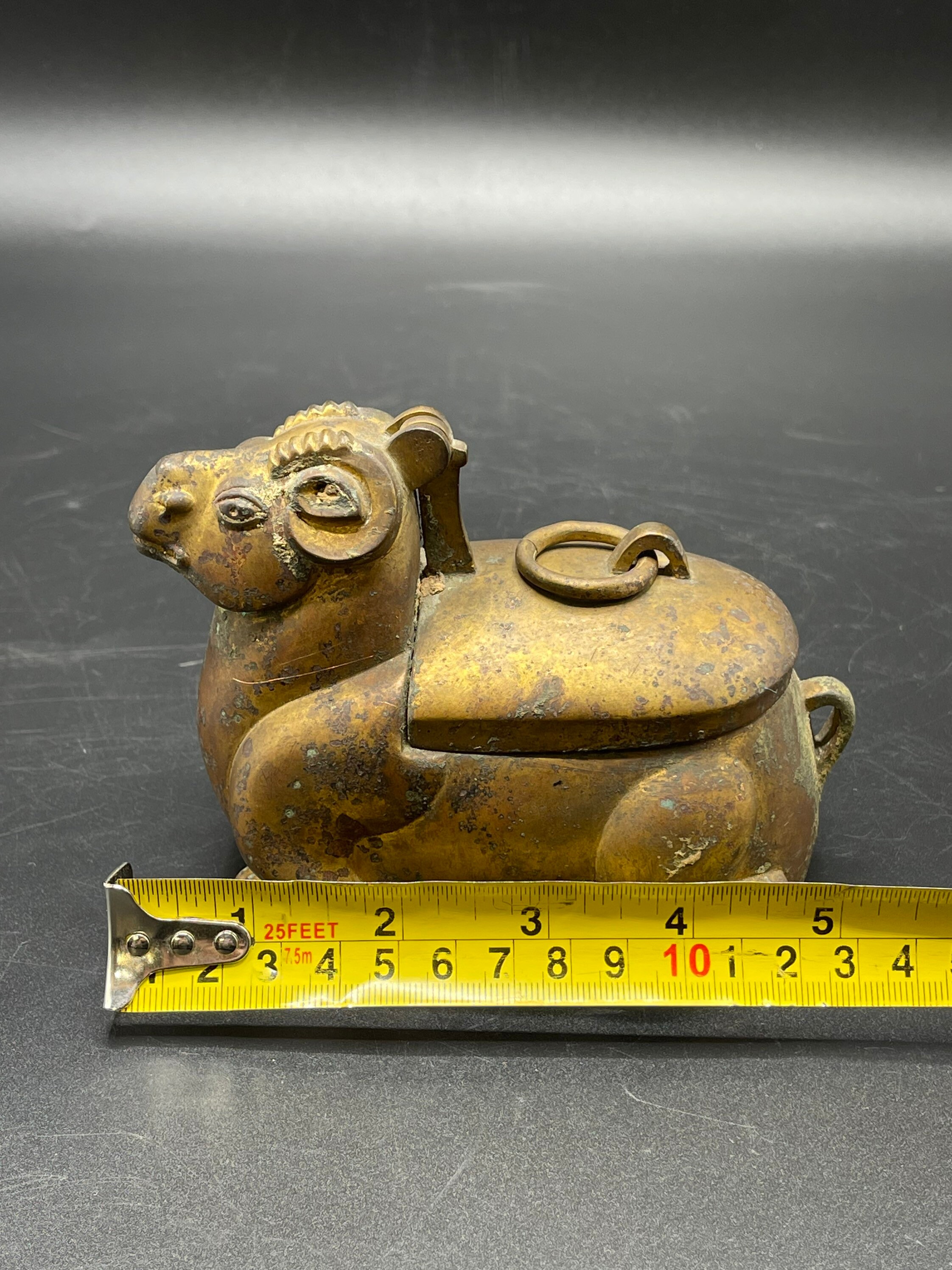 古いモンゴルの美しい青銅の金メッキのランプ、羊の形をした