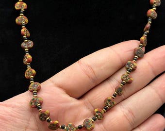 Collar antiguo de cuentas de vidrio bizantino romano: precioso rojo y amarillo con cuentas de mosaico verde. Joyería de mosaico vintage.