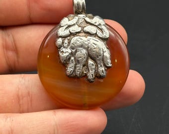 美しいチベットの天然瑪瑙ペンダントと古いチベットの銀製ペンダント