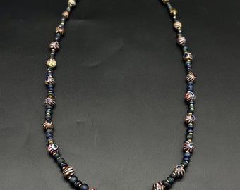 Precioso collar antiguo de cuentas de vidrio bizantino romano con cuentas de mosaico azul y negro: joya vintage con un toque de distinción.
