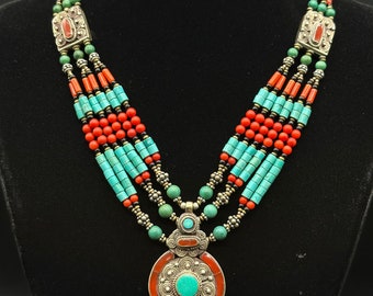 Magnifique collier vintage de perles multicolores de style tibétain, turquoise, corail avec pendentif en plaqué argent