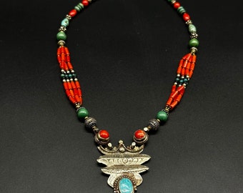 Magnifique collier vintage de perles multicolores de style tibétain, turquoise, corail avec pendentif en plaqué argent