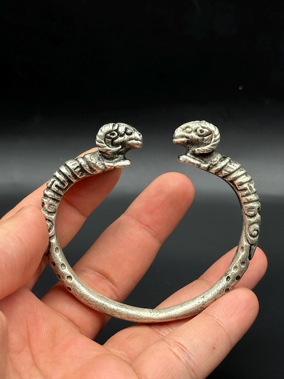 古代ローマのバングル、ブレスレットに刻まれた雄羊、ローシルバー 